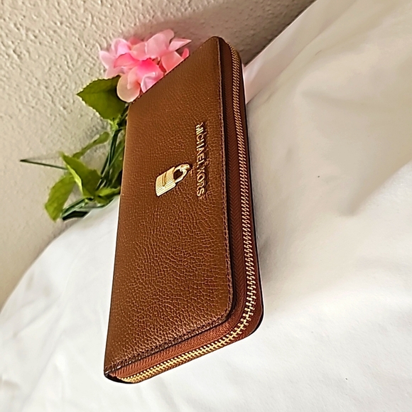 Michael Kors  Brown Zip Around Accordion Leather  Wallet - Picture 4 of 9